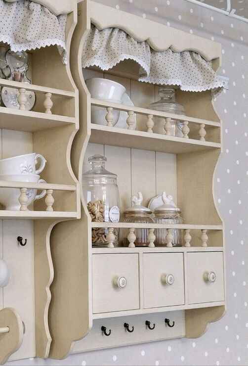 Кухненски рафт с подредени буркани и съдове